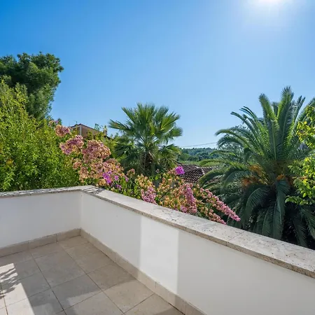 Wunderschoene Gardenia In Istrien By Interhome * Premantura
